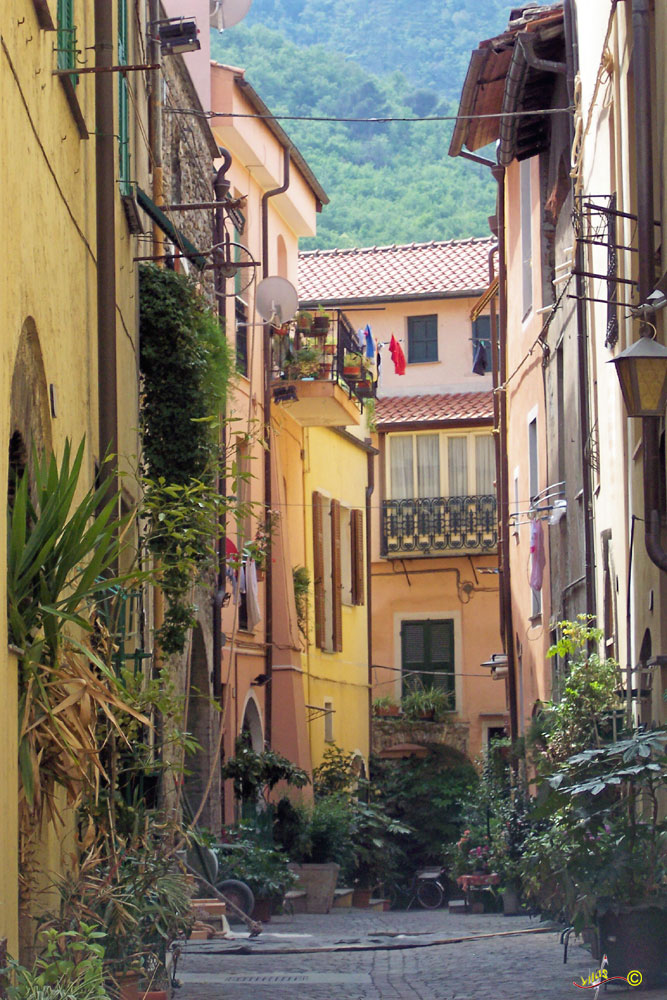 Caruggi (vicoli) de Villanova d''Arbenga