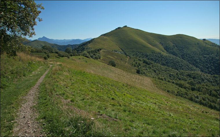 Monte Palanzone e panorama sulle Alpi Centro Occidentali