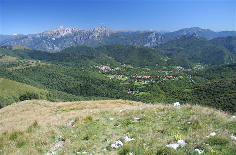 Monte Palanzone e panorama sulle Alpi Centro Occidentali