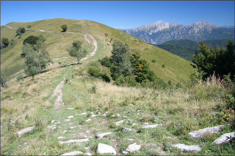 Monte Palanzone e panorama sulle Alpi Centro Occidentali