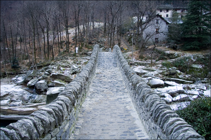 Il Ponte dei Salti e il Torrente Verzasca