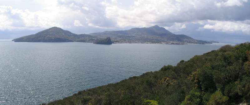 Isole, isolotti, scogli e faraglioni della Campania.