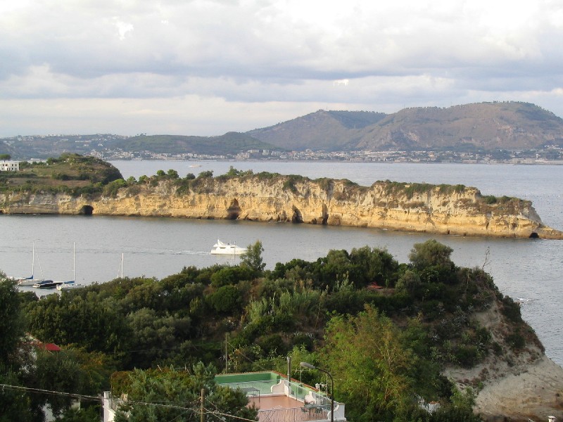 Isole, isolotti, scogli e faraglioni della Campania.