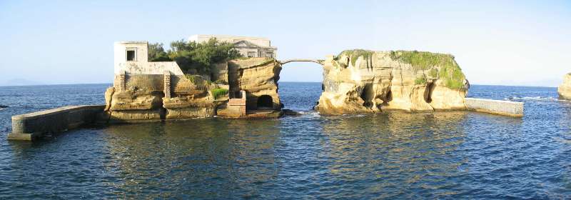 Isole, isolotti, scogli e faraglioni della Campania.
