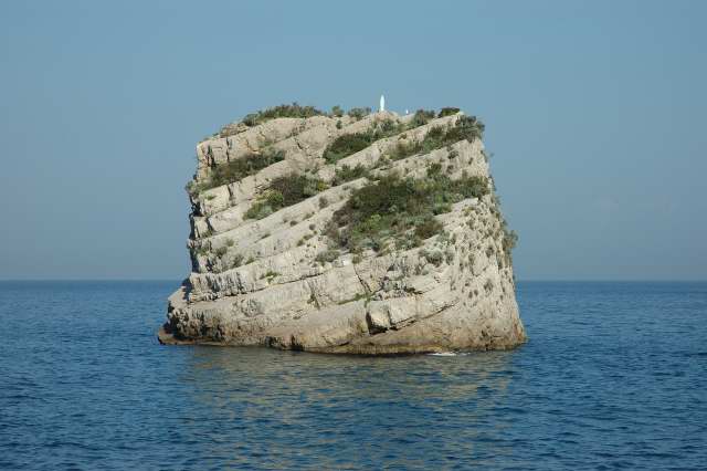 Isole, isolotti, scogli e faraglioni della Campania.