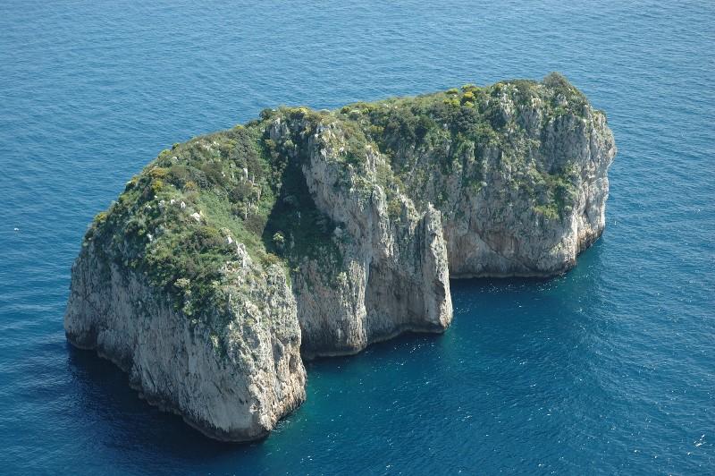 Isole, isolotti, scogli e faraglioni della Campania.