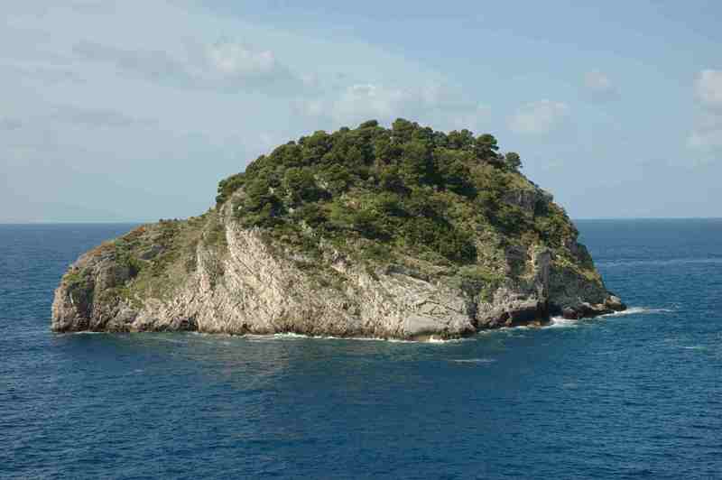Isole, isolotti, scogli e faraglioni della Campania.