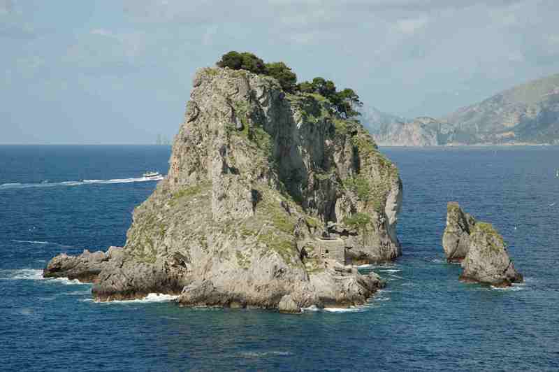 Isole, isolotti, scogli e faraglioni della Campania.