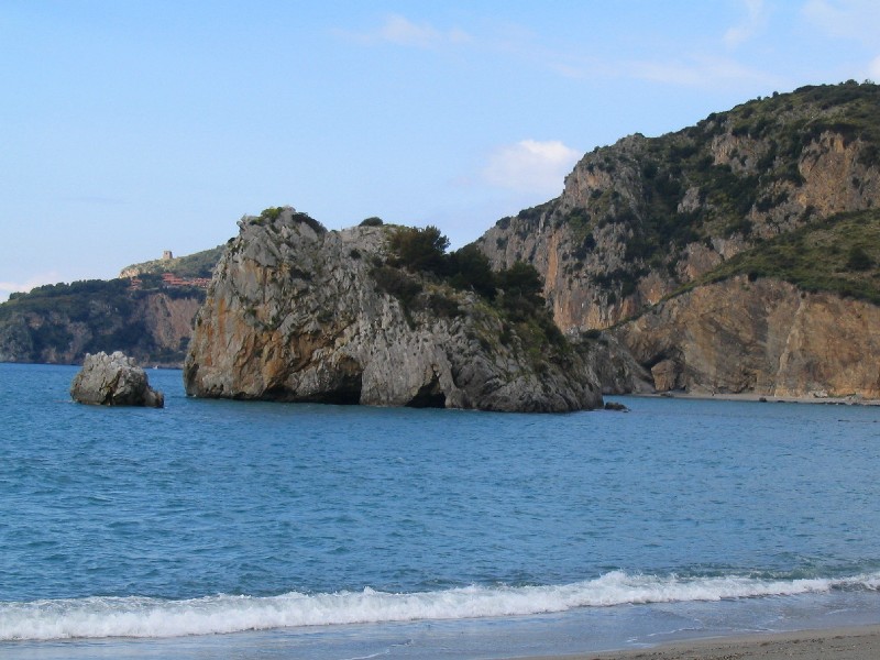 Isole, isolotti, scogli e faraglioni della Campania.