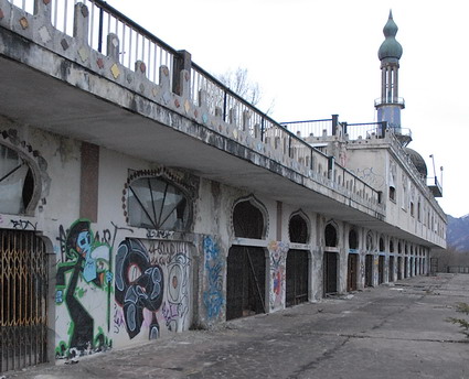 Consonno, il paese dei balocchi