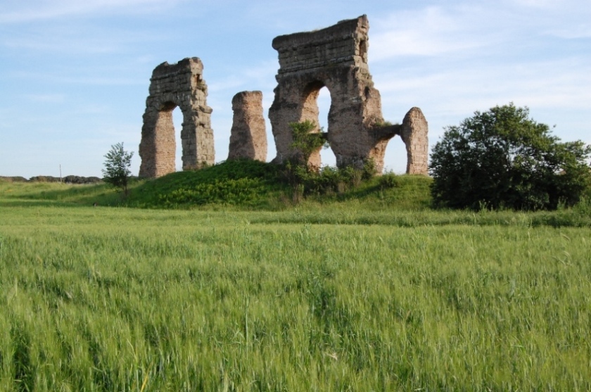 Roma - primavera nel parco archeologico degli acquedotti