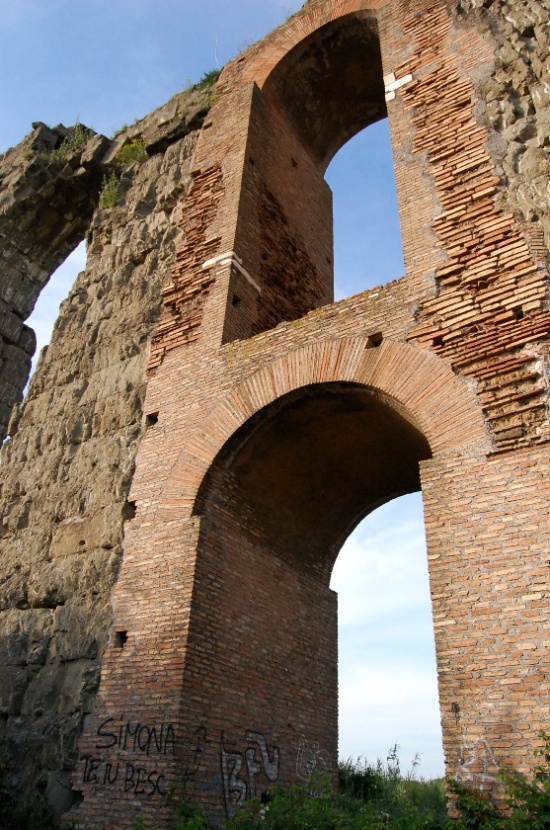 Roma - primavera nel parco archeologico degli acquedotti