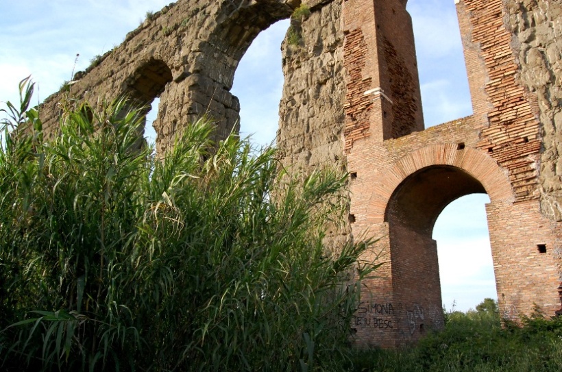 Roma - primavera nel parco archeologico degli acquedotti