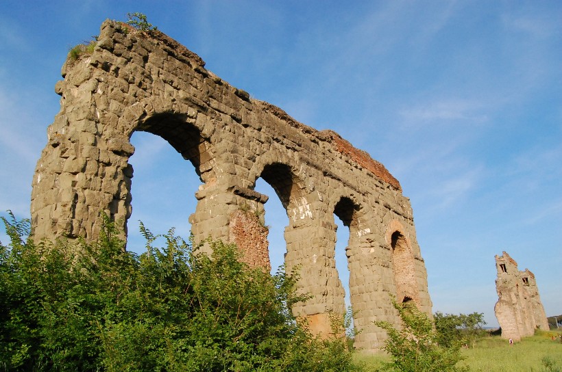 Roma - primavera nel parco archeologico degli acquedotti