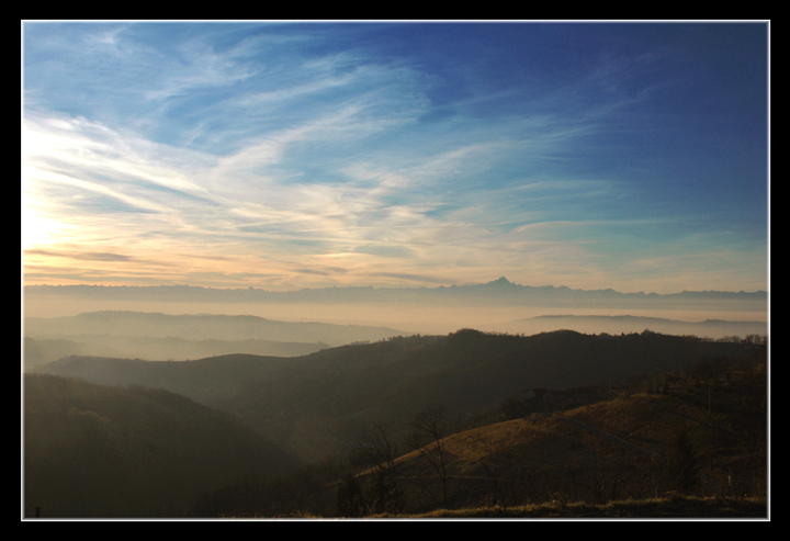 Colline nella nebbia
