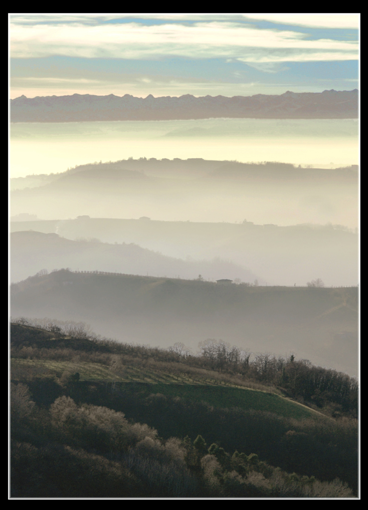Colline nella nebbia