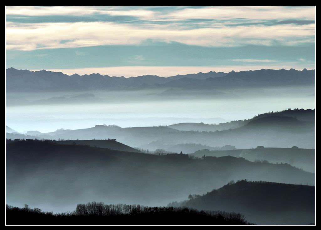 Colline nella nebbia