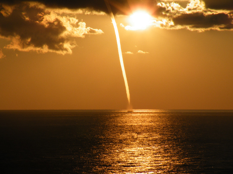 Tromba d''aria sul mare