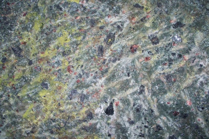 cristallo rosso dentro roccia
