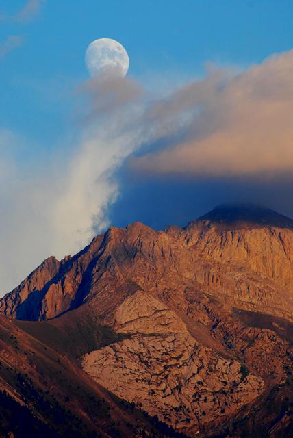 la luna, la montagna e il lago