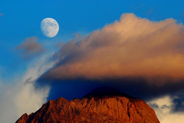 la luna, la montagna e il lago
