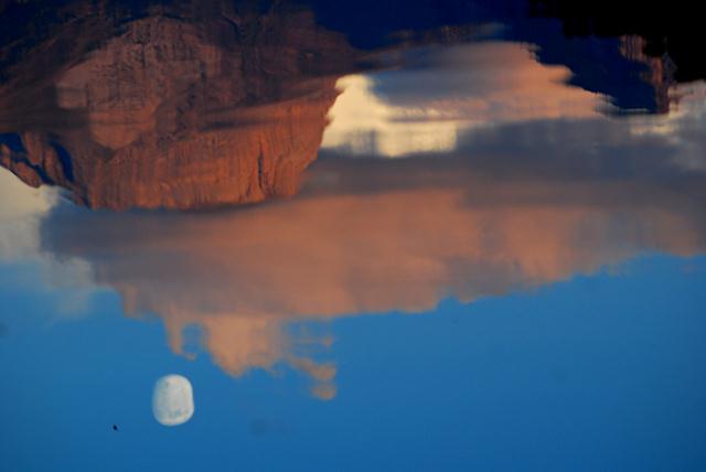 la luna, la montagna e il lago