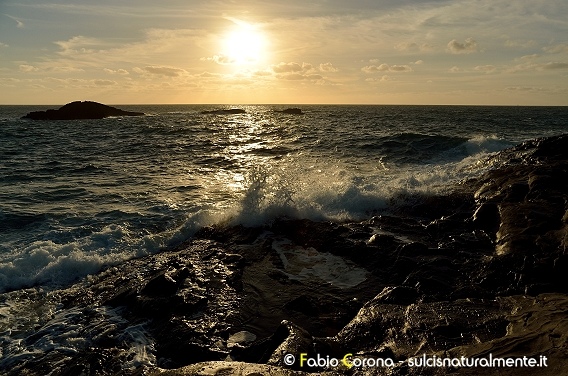 Onde sulla costa sulcitana