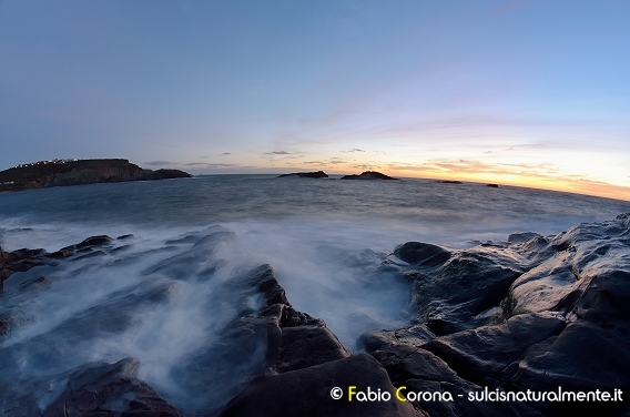 Onde sulla costa sulcitana