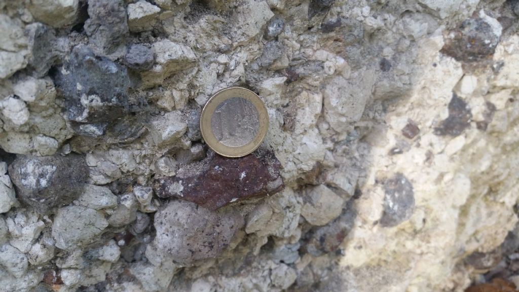 Formazione di questo strato - probabile deposito di tephra