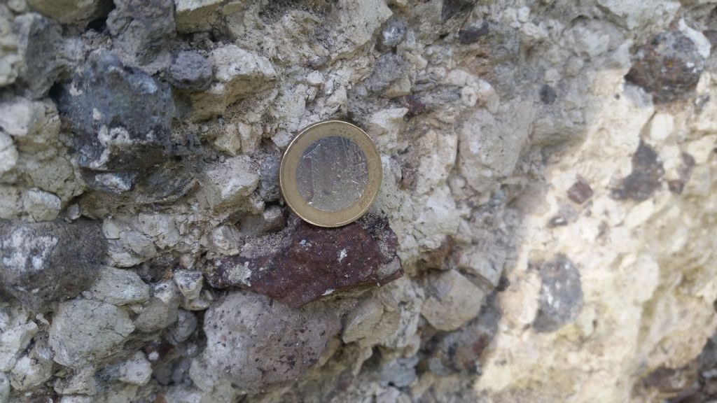 Formazione di questo strato - probabile deposito di tephra