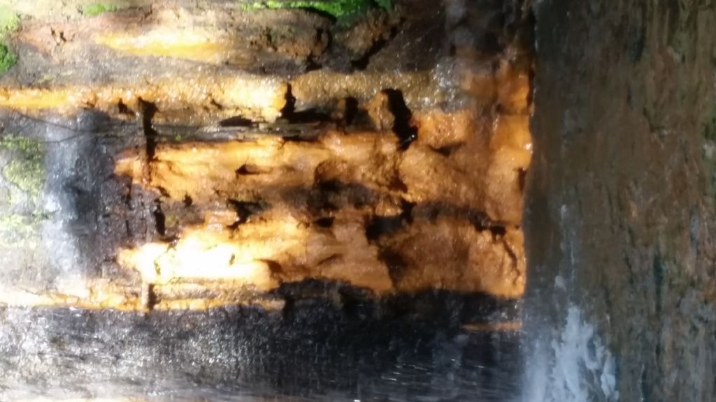 Parete con rivestimento - concrezioni da acque ferruginose