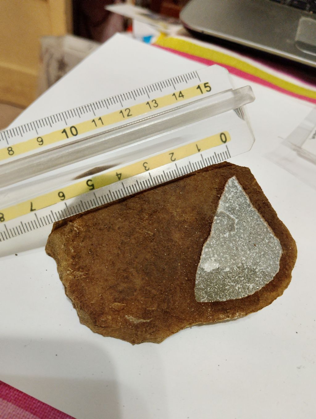 Roccia scura che nasconde calcite :)