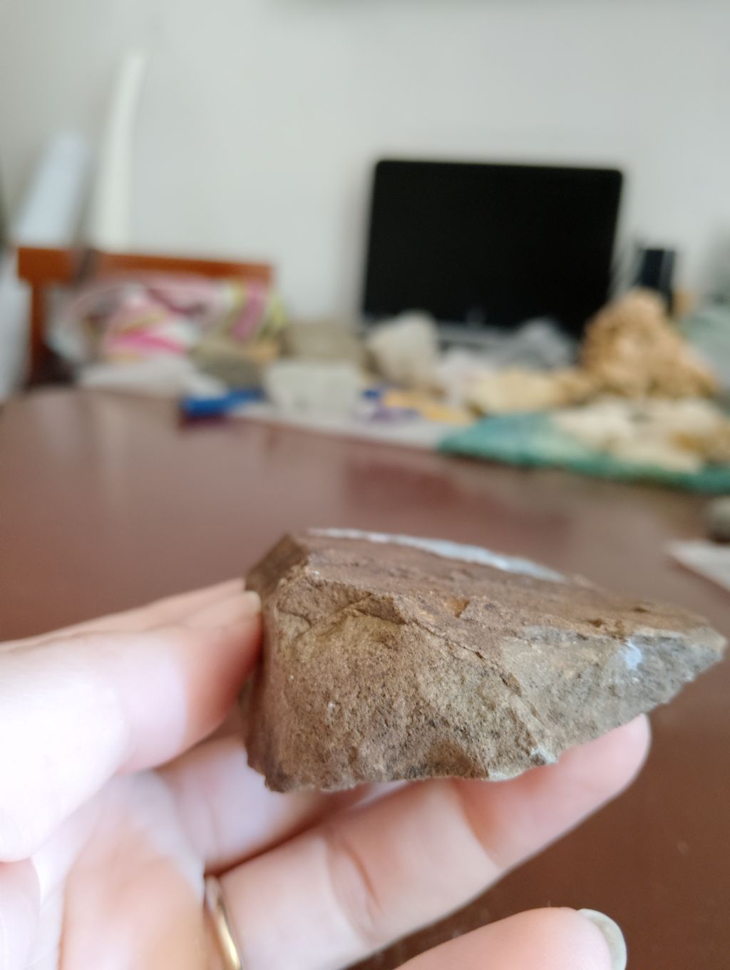Roccia scura che nasconde calcite :)