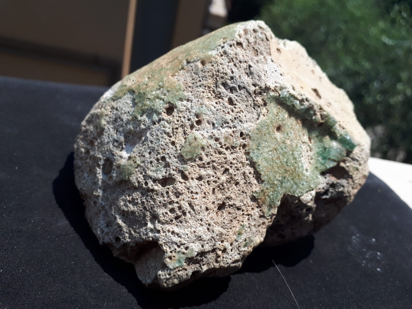 Identificazione roccia ricoperta da patina vetrosa