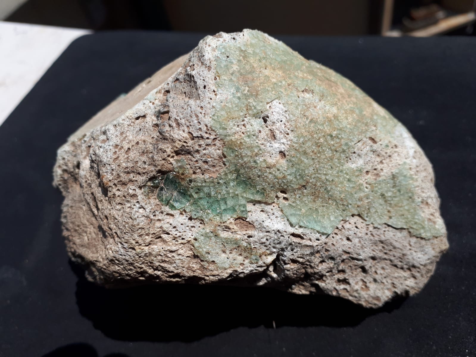 Identificazione roccia ricoperta da patina vetrosa