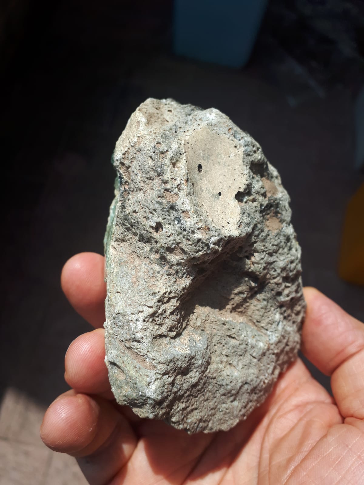 Identificazione roccia ricoperta da patina vetrosa