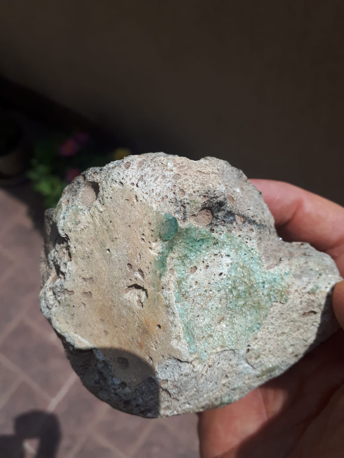 Identificazione roccia ricoperta da patina vetrosa