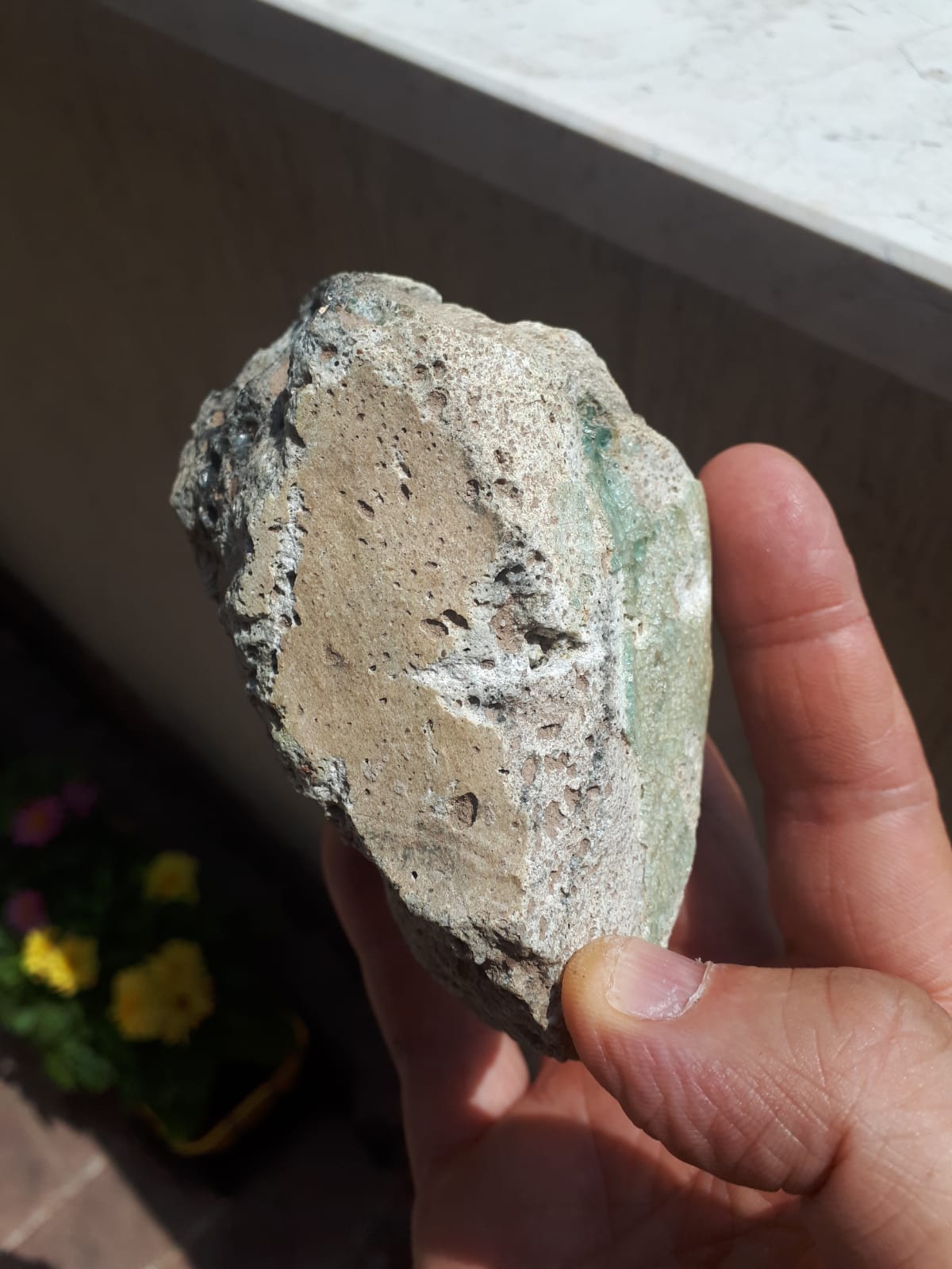 Identificazione roccia ricoperta da patina vetrosa