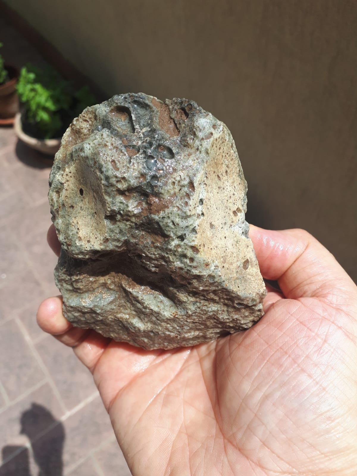 Identificazione roccia ricoperta da patina vetrosa