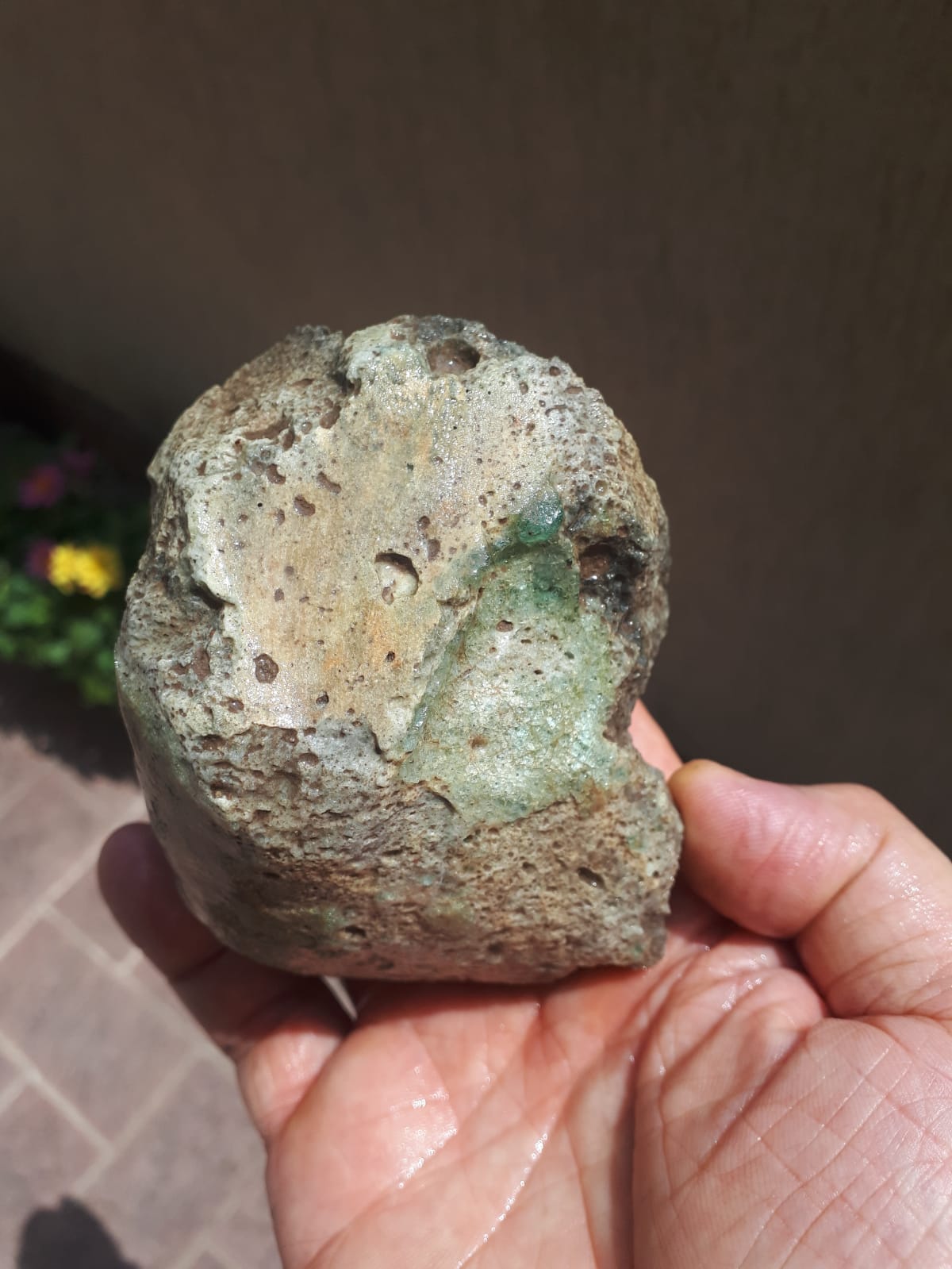 Identificazione roccia ricoperta da patina vetrosa