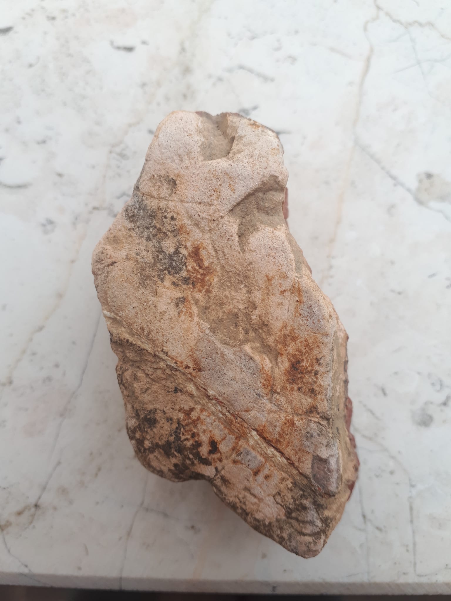 Identificazione roccia ricoperta da patina vetrosa