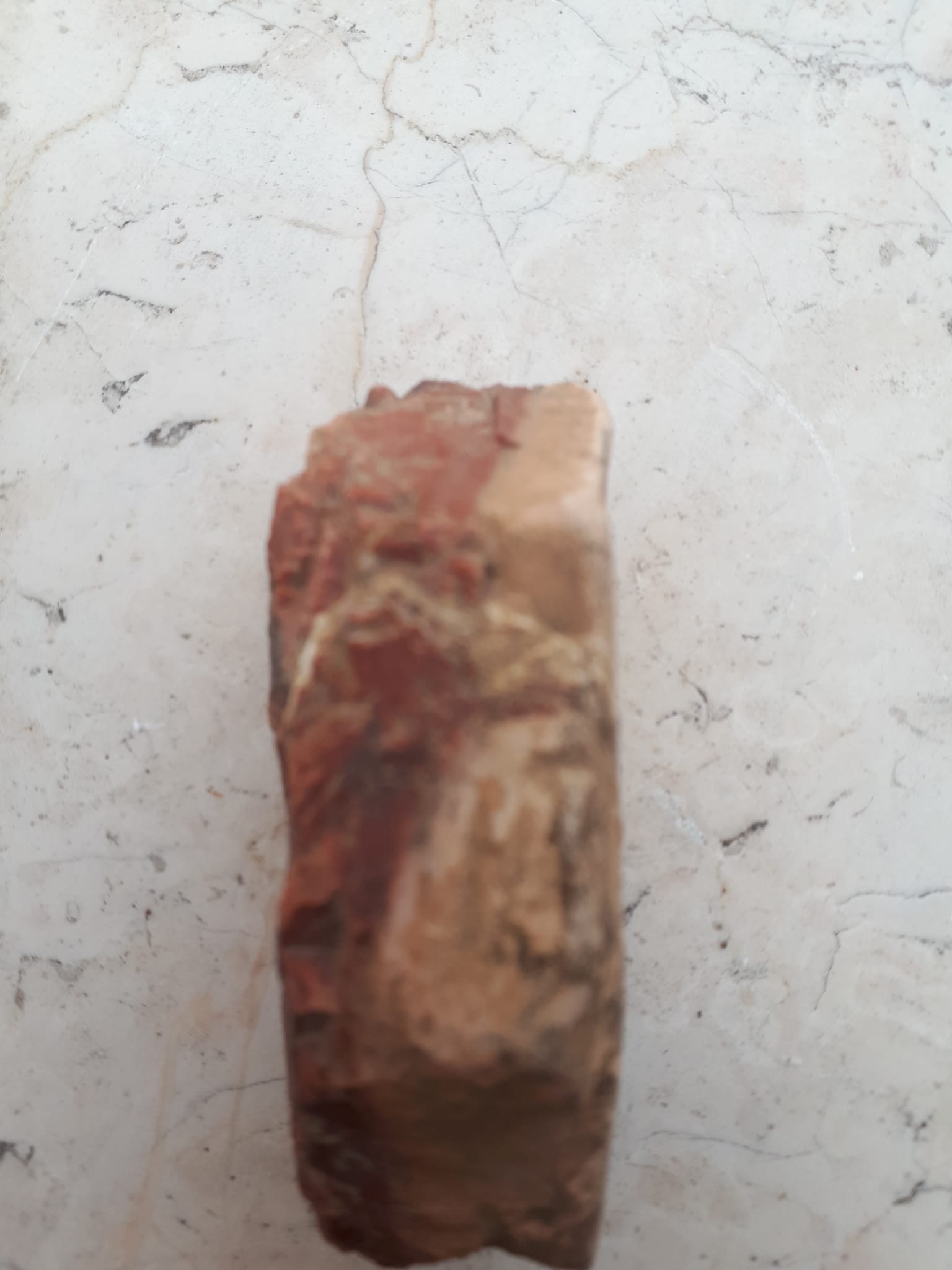 Identificazione roccia ricoperta da patina vetrosa