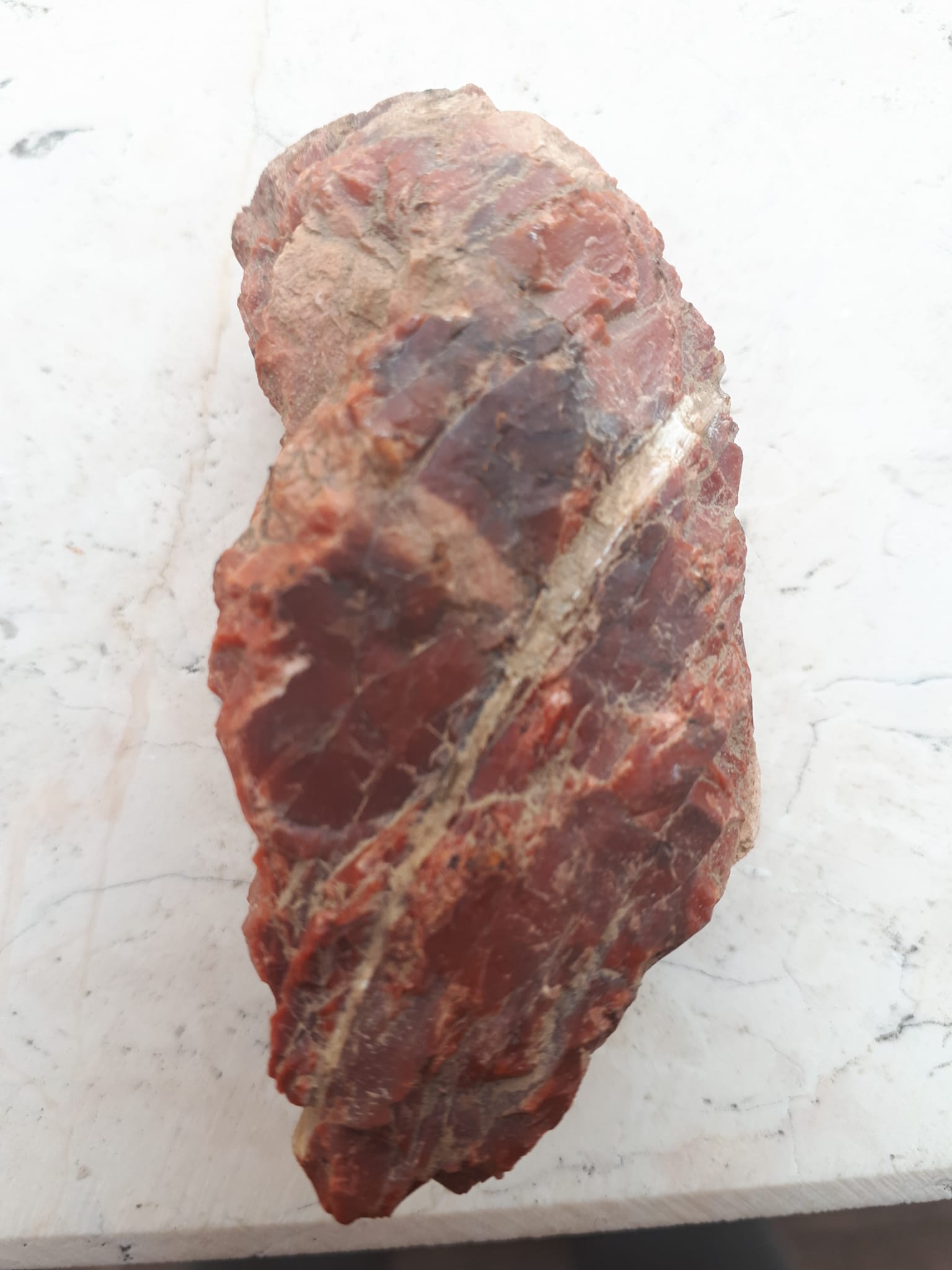 Identificazione roccia ricoperta da patina vetrosa