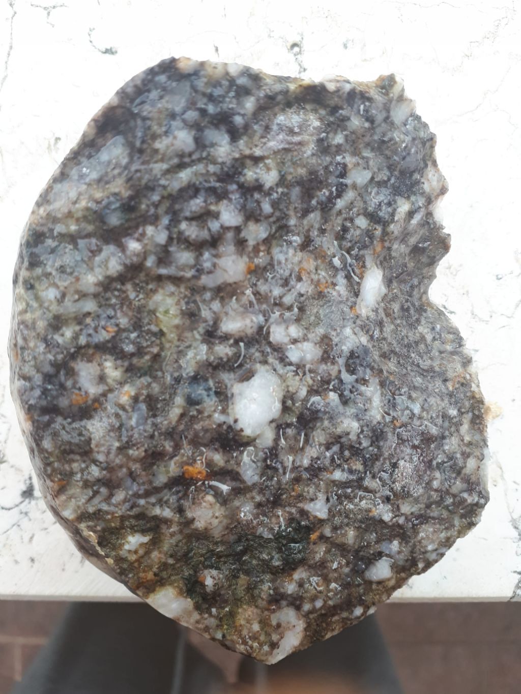 Identificazione roccia ricoperta da patina vetrosa