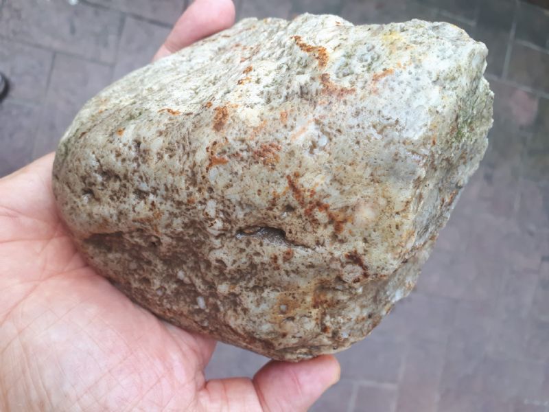 Identificazione roccia ricoperta da patina vetrosa