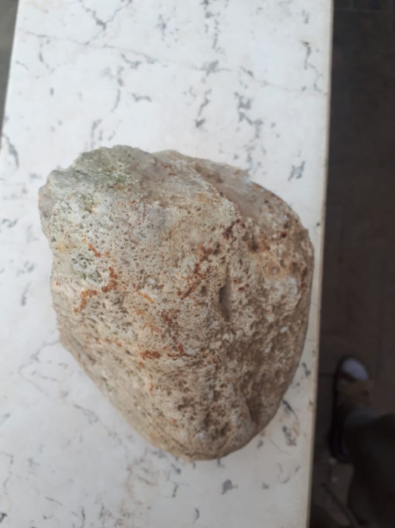 Identificazione roccia ricoperta da patina vetrosa