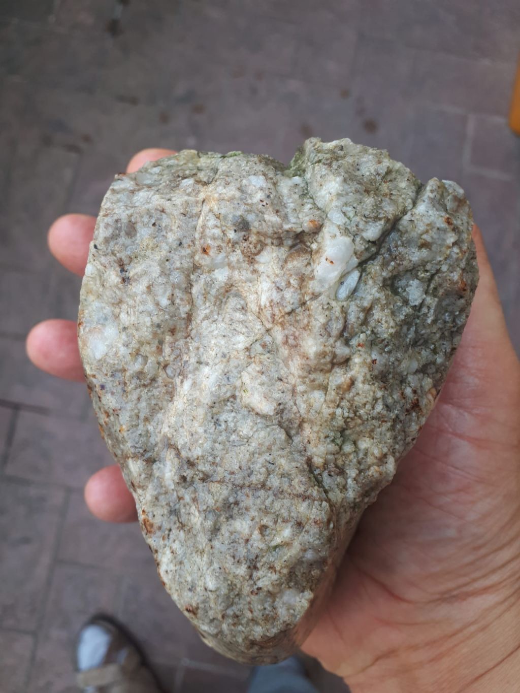 Identificazione roccia ricoperta da patina vetrosa