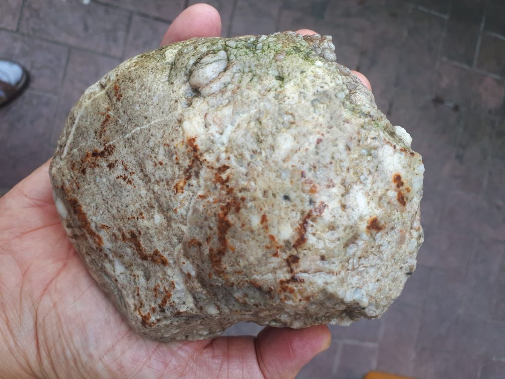 Identificazione roccia ricoperta da patina vetrosa