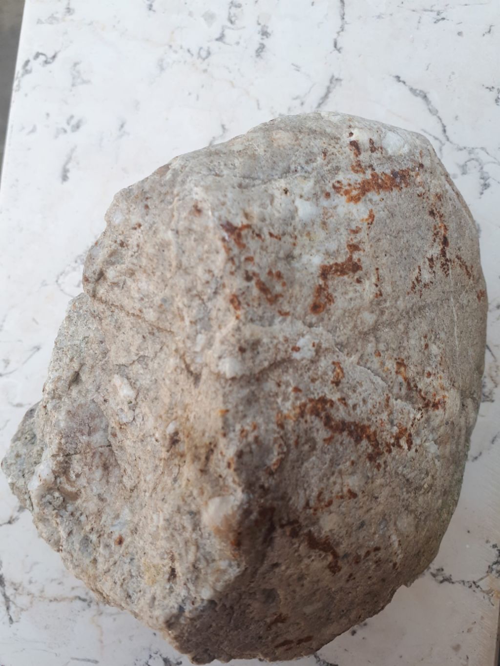 Identificazione roccia ricoperta da patina vetrosa