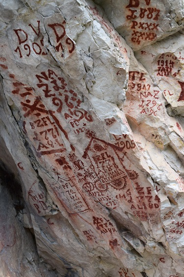 Nelle Pizzancae alla ricerca delle scritte dei pastori - Gruppo di Monte Agnello